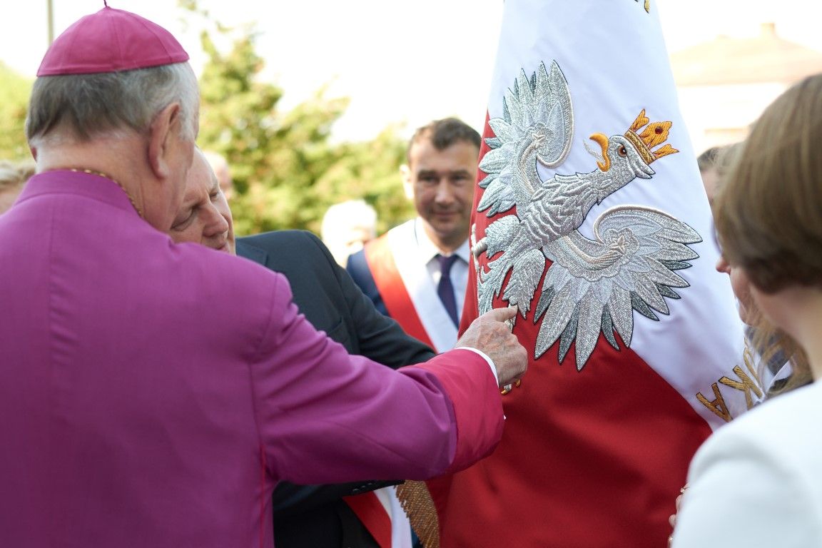 Uroczystość nadania nowego sztandaru Szkole Podstawowej im. Ojca Świętego Jana Pawła II w Bogutach-Piankach